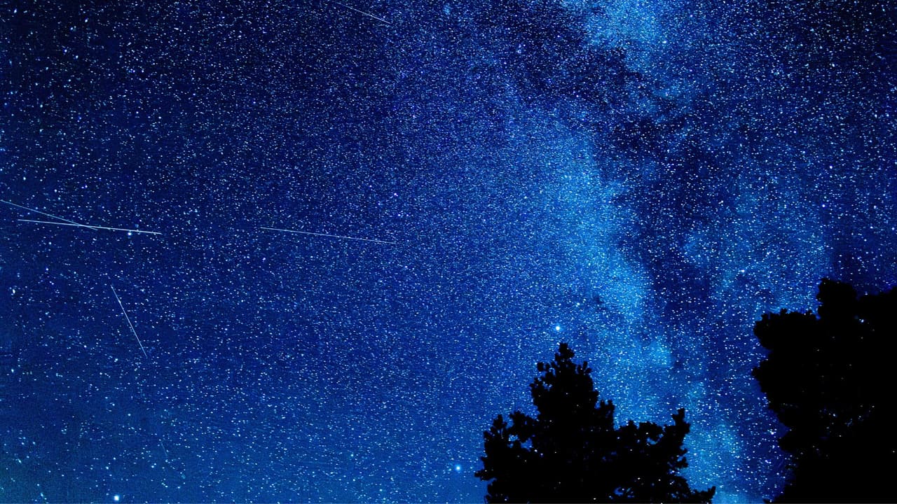 <h3 class="cms-H3-H3">Apps y recursos útiles para mirar el cielo </h3>
<br>Estas apps te pueden ayudar a identificar constelaciones y saber desde dónde vendrán los meteoros: 
<br>
<b>📲 Star Walk 2:</b> mapa estelar con realidad aumentada 
<br>
<b>📲 SkyView Lite:</b> identifica estrellas y planetas 
<br>
<b>📲 Stellarium: </b>app y versión web para seguir el cielo en tiempo real 
<br>
<b>📲 </b>Clear Dark Sky: pronóstico astronómico por región