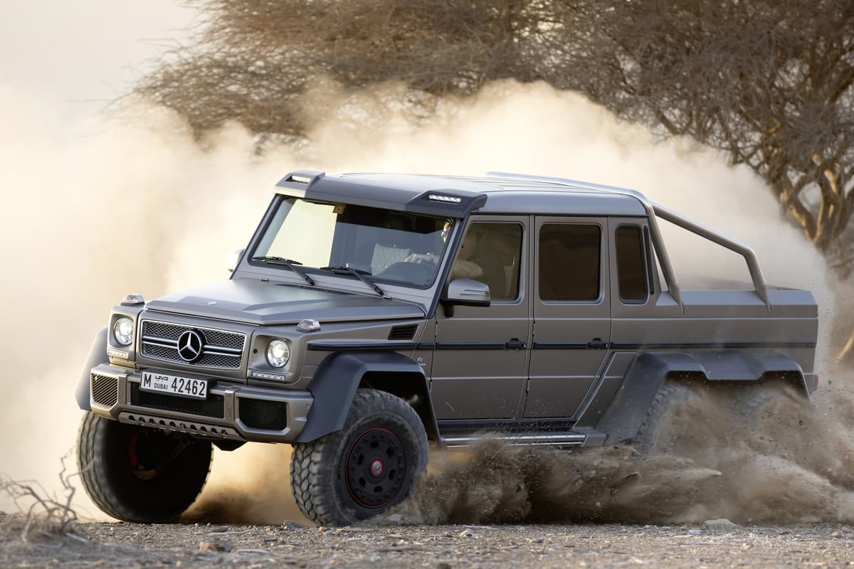 El Mercedes-Benz G 63 AMG 6x6 cuenta con un motor V8 bi-turbo de 5.5 litros capaz de producir hasta 544 caballos de potencia. Acoplado a su transmisión automática de 7 velocidades, es capaz de acelerar a esta mole de 8,323 libras hasta las 62 mph (100 km/h) en menos de 6 segundos.