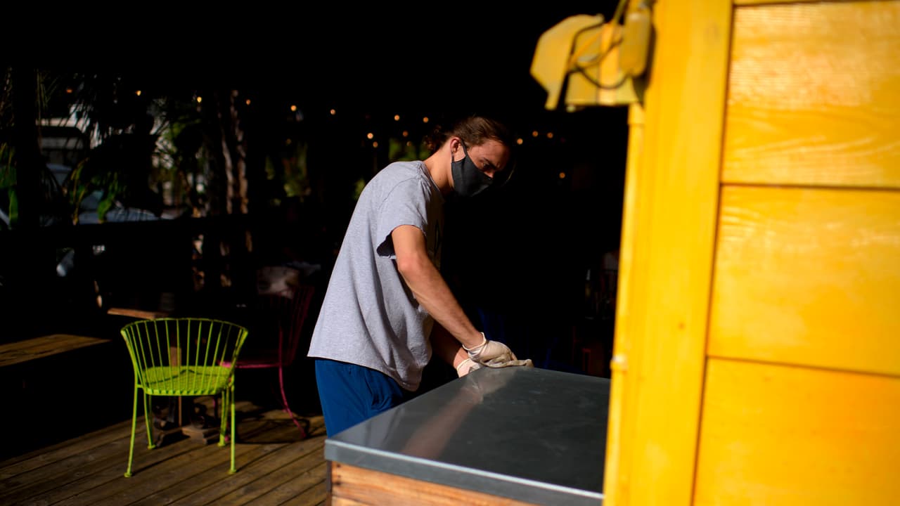 A pesar de esta reapertura, las autoridades continúan instando a la comunidad que haga uso de sus mascarillas y que permanezcan en sus casas.