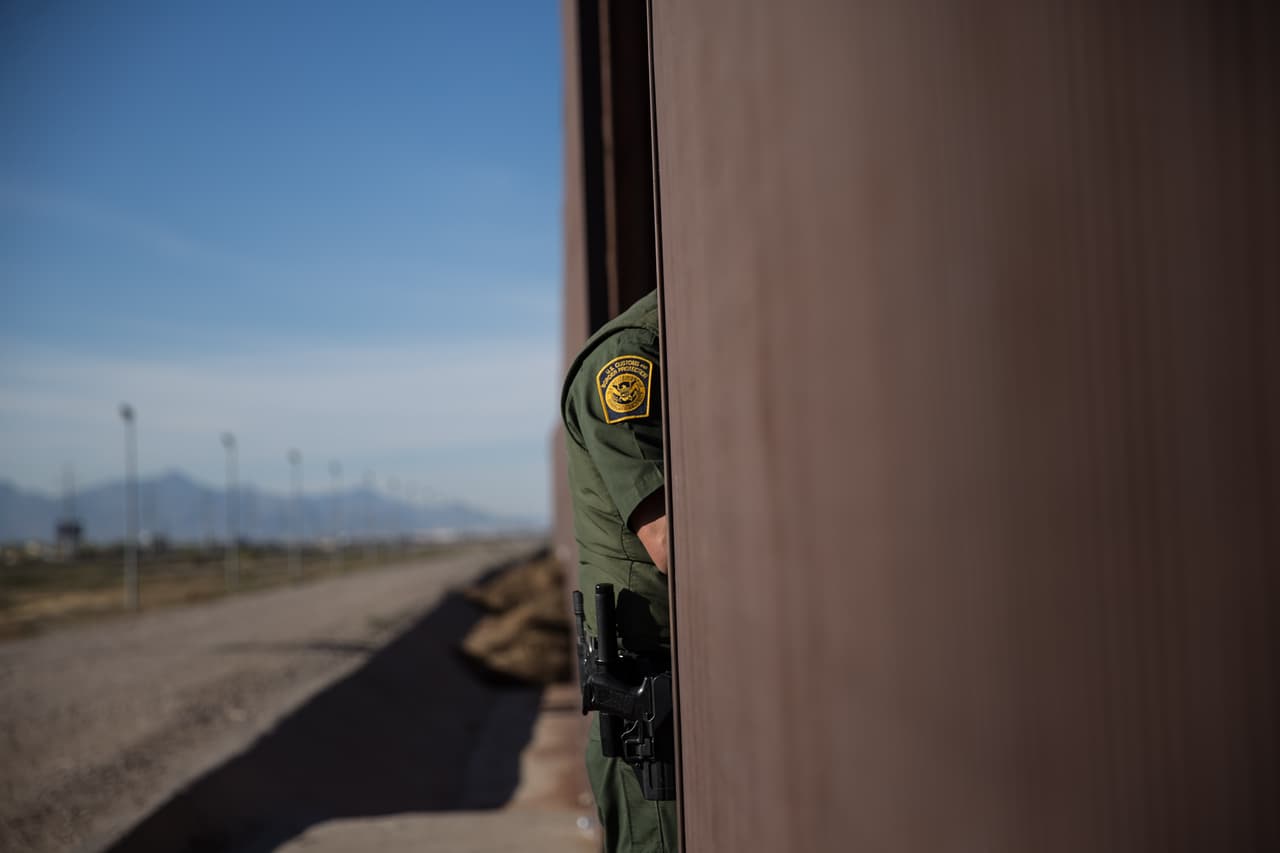 Un oficial de la Patrulla Fronteriza abre la puerta para salir del cinturón que vigiló.