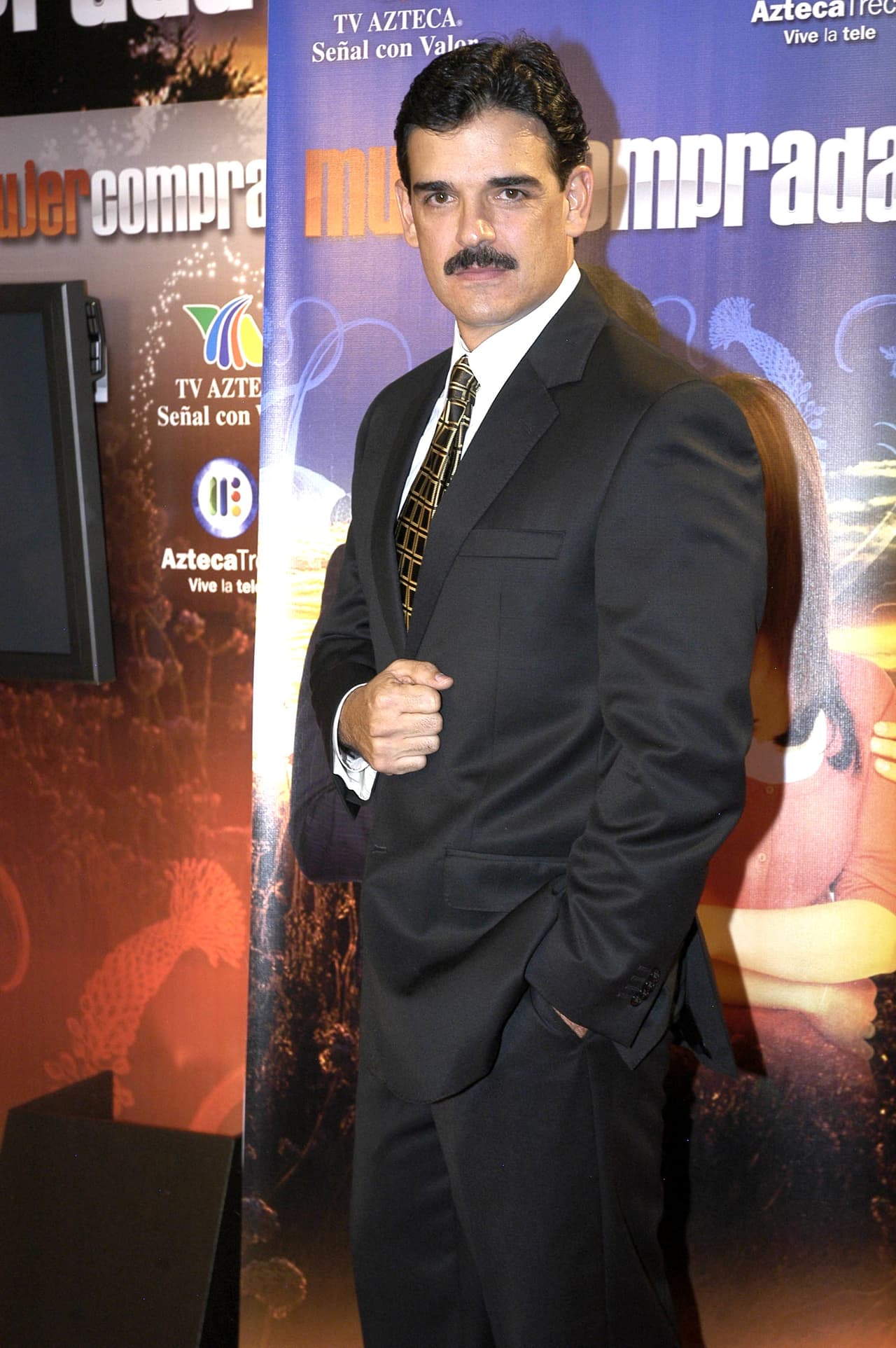 Esa telenovela se vio envuelta en una fuerte polémica al abordar cómo un sacerdote, interpretado por Llamas, caía enamorado de su prima, a quien Rojas dio vida. 
<br>