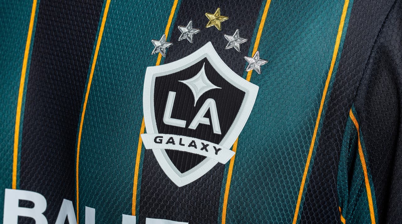¡Retro! Chicharito y Jona presumen nueva playera de LA Galaxy