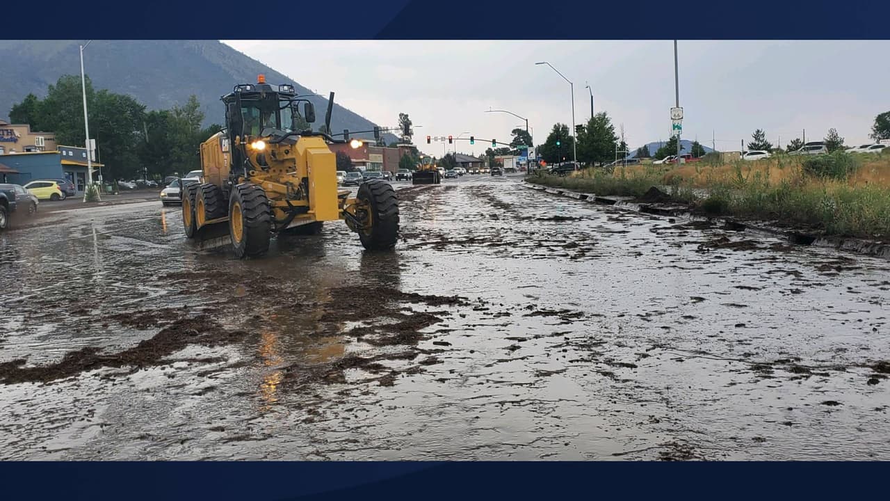 “Si vive en una de las calles que tiene escombros como resultado de la inundación, 
<b>no estacione su automóvil en las calles</b>”, 
<a href="https://coconino.az.gov/CivicAlerts.aspx?AID=2504" target="_blank">se lee en un comunicado de la ciudad de Flagstaff</a>. “
<b>Los residentes con escombros en su propiedad deben mover los escombros a la calle si pueden</b>. Esto ayudará a los equipos de Obras Públicas del Condado y la Ciudad a barrer los escombros con su equipo pesado". 
<br>
<br>
<br>[La avenida Ruta 66 y Calle 4 al Este de Flagstaff; la imagen es del 13 de julio]
