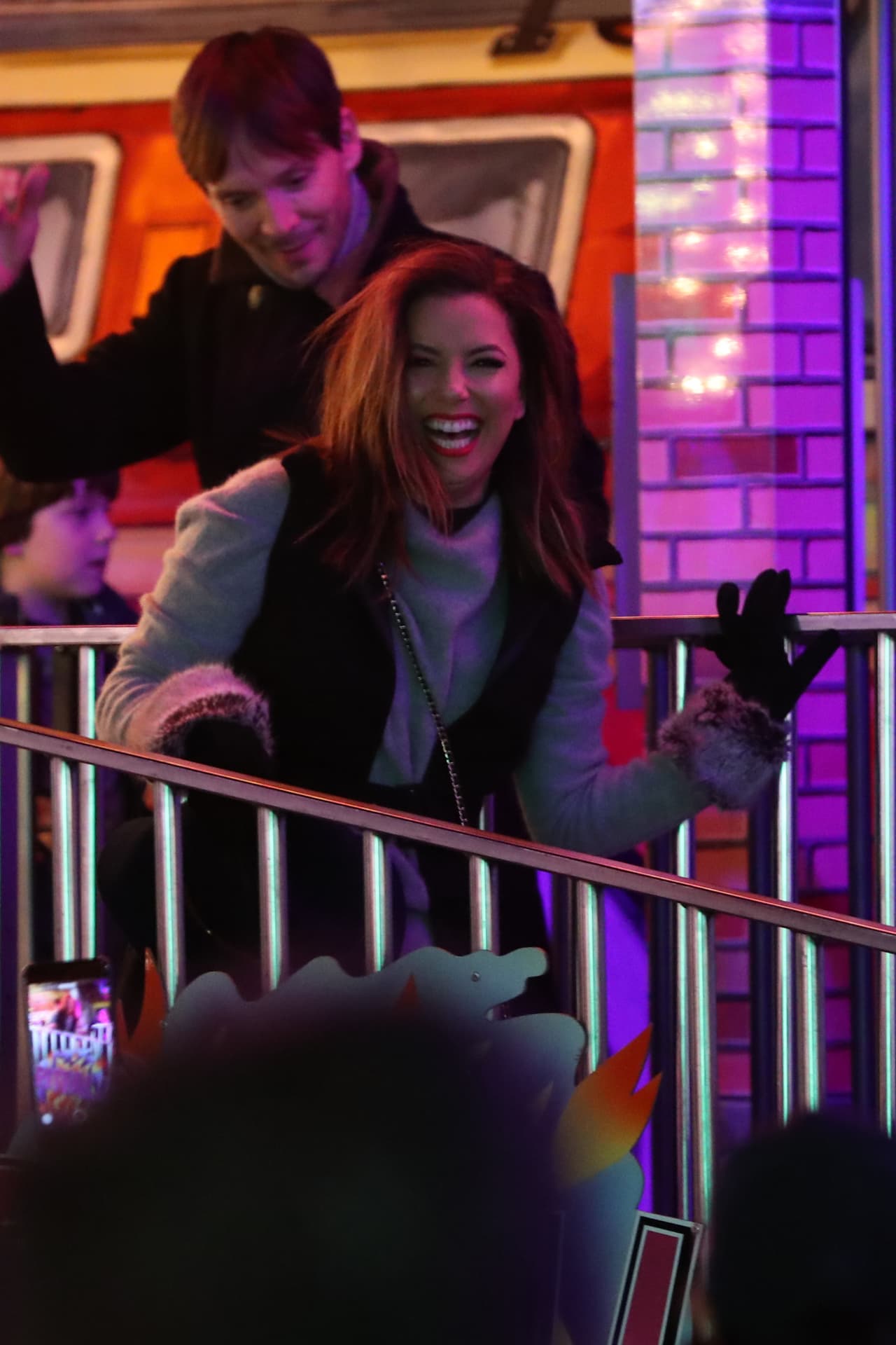 Y así bajó, medio mareada, sin sombrero y bien despeinada, pero eso sí, muriendo de risa.