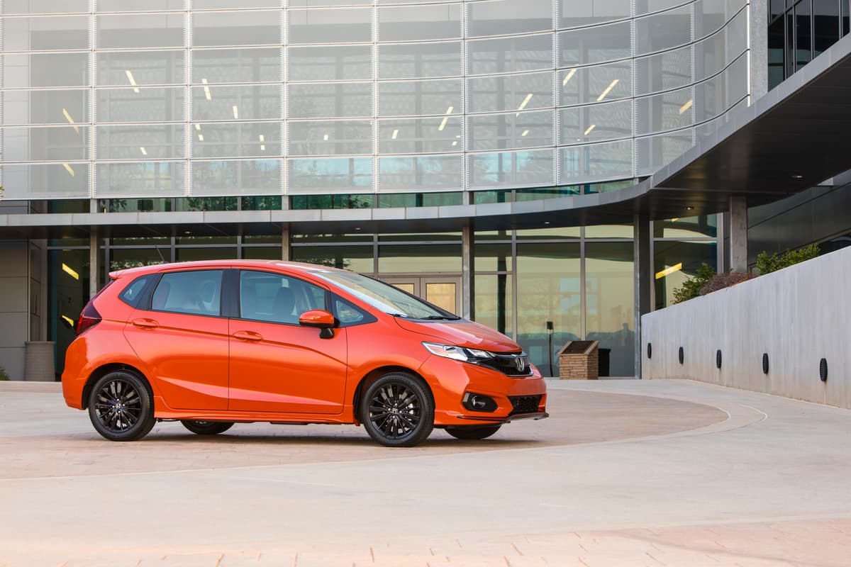 <b><h3 class="cms-H3-H3">Honda Fit - $17,120</h3></b>
<br>
<br>
<b>Motor:</b> 4 cilindros en línea de 1.5 litros
<br>
<b>Potencia:</b> 130 caballos de fuerza
<br>
<b>Torque:</b> 114 lb-pie 
<br>
<b>Transmisión:</b> Automática CVT o manual de 6 velocidades
<br>
<b>Rendimiento:</b> 33/40/36 mpg en ciudad/carretera/combinado