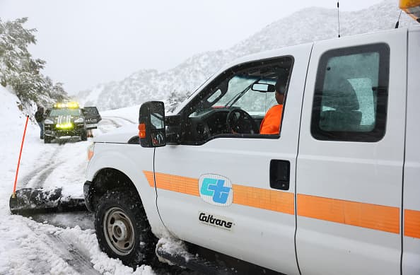 Cuadrillas del departamento de obras de CALTRANS están trabajando en las cercanías del bosque nacional de las montañas de San Gabriel en el Sur de California.
<br>