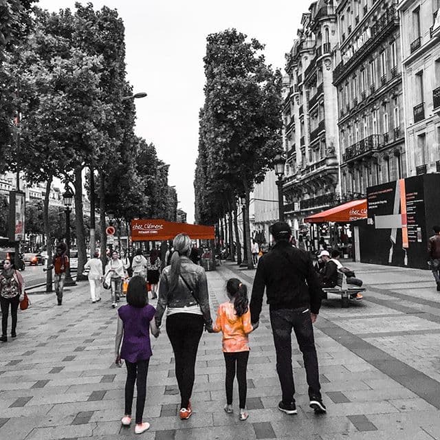 Caminando por las calles de París, Francia en familia.