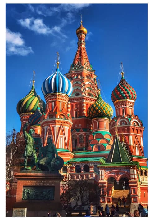 "Dicen que el zar Ivan el Terrible dejó ciego al arquitecto de San Basilio para que no proyectará una construcción que superara a ésta", escribió la actriz en Twitter.