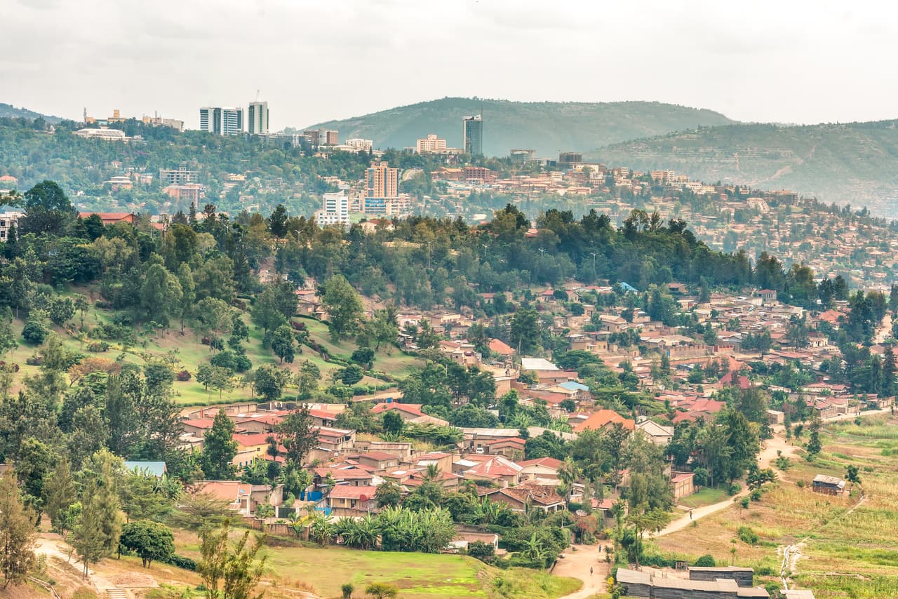 <b>Kigali</b>
<br>
<br>Según CNN travel, Ruanda es hermosa desde el aire y el descenso a su capital es una experiencia que “muestra lo mejor del país.”
<br>
<br>Al cruzar de la República Democrática del Congo a Ruanda, se desciende sobre exuberantes colinas verdes salpicadas por coloridas casas y caminos de tierra. Si se sienta del lado derecho del avión verá el lago Kivu, la frontera entre Ruanda y la República Democrática del Congo.
<br>