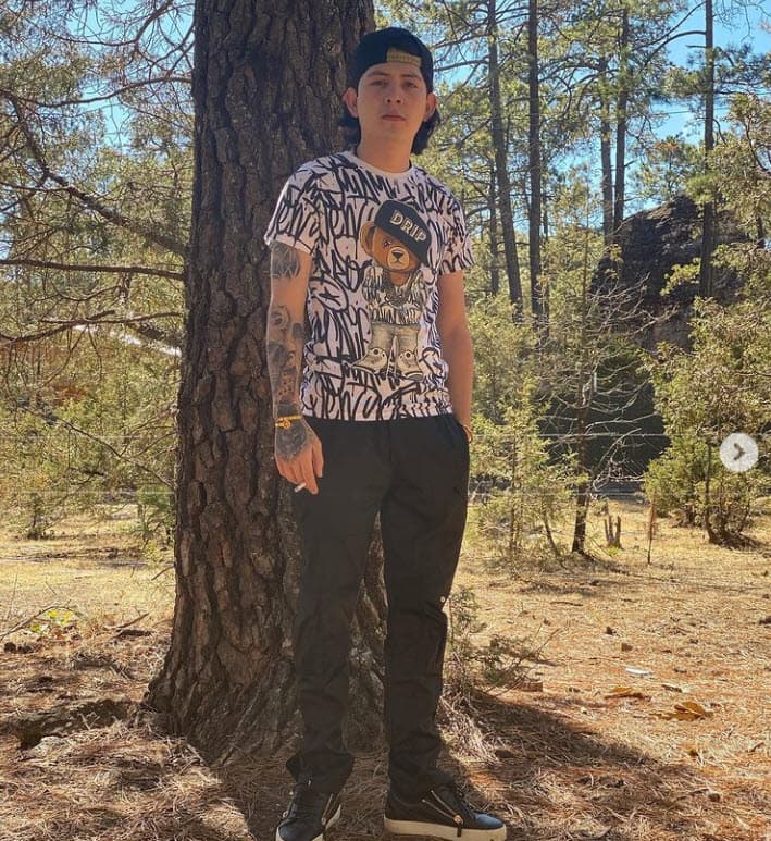 Cuando tenía 12 años, se integró a un grupo musical, pero después decidió emprender su carrera como solista.