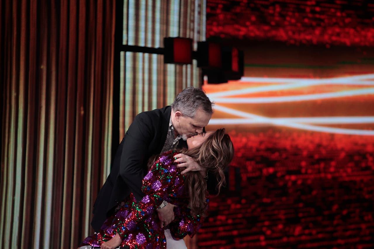 Ante lo cual Miguel Bosé le plantó un beso en los labios a Gali.