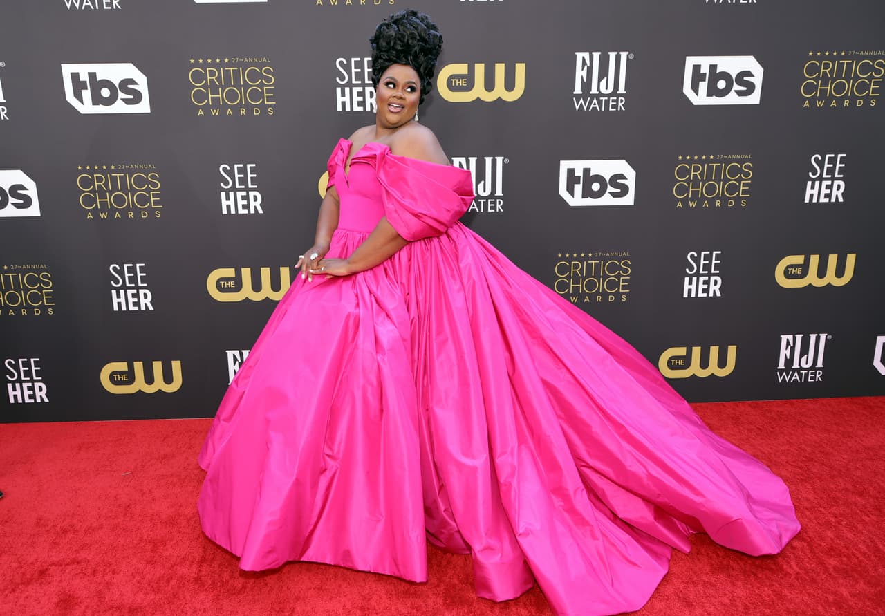 <b>Nicole Byer</b>
<br>La comediante estadunidense eligió un brillante vestido fucsia de cola larga desmontable y, de la misma forma que lo ha hecho 
<a href="https://www.univision.com/famosos/yalitza-aparicio-looks-color-fucsia-pieles-morenas-fotos">Yalitza Aparicio, la celebridad demostró que es un tono perfecto para pieles morenas</a>.