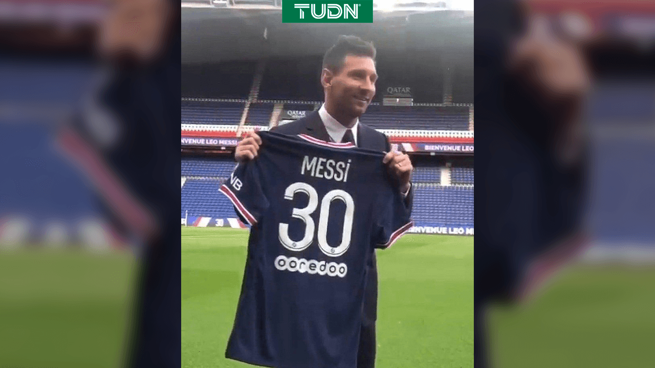 Messi con los colores del PSG en traje y en el estadio de su nuevo club.