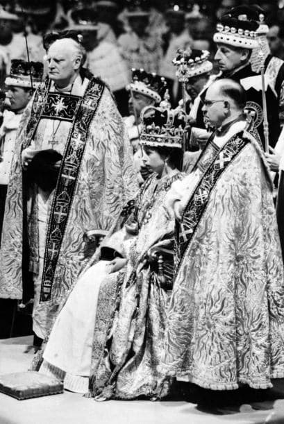 1953- Isabel II es coronada como reina de Gran Bretaña en la abadía de Westminster, en el centro de Londres.