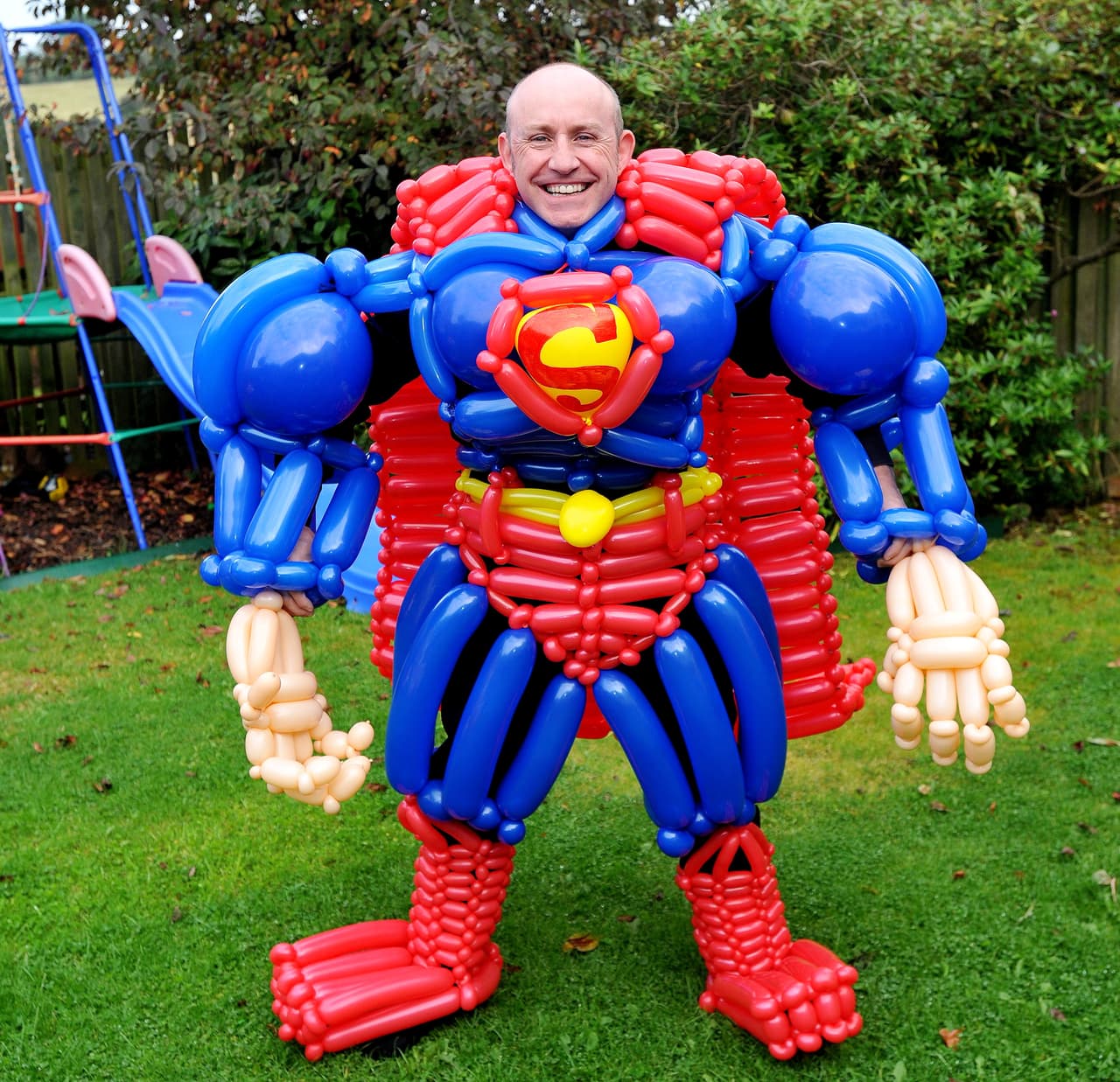 “Hacer esto lleva las figuras de globos a otro límite. Cada uno de los trajes me toca cerca de ocho horas. Estoy muy orgulloso de ello, para ser honesto”, aseguró.