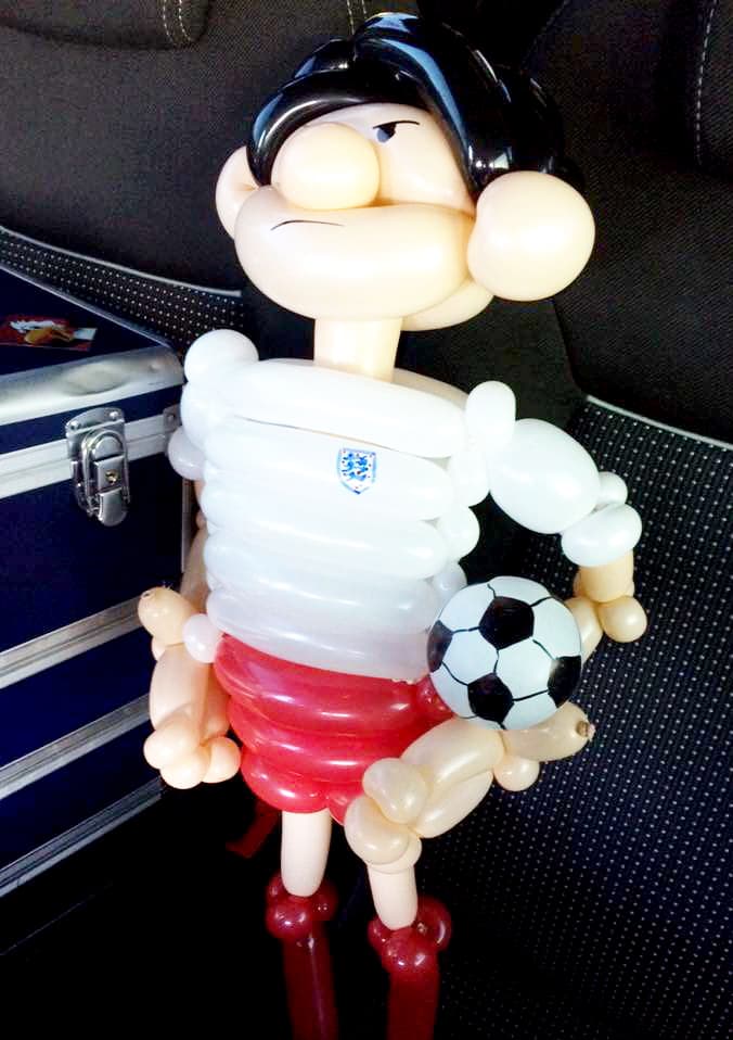 Él también quiere ver al Capitán América, Batman o Spiderman hechos con globos.