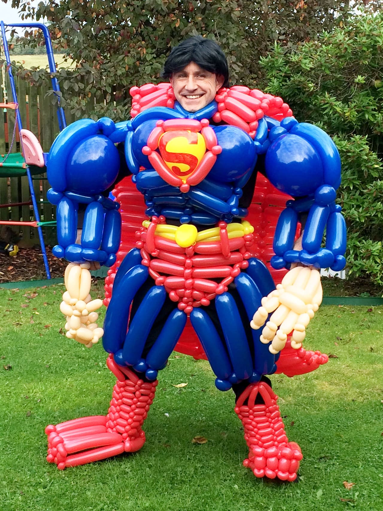 Paul ha trabajado con globos desde hace 30 años, lo que lo convierte en un experto.