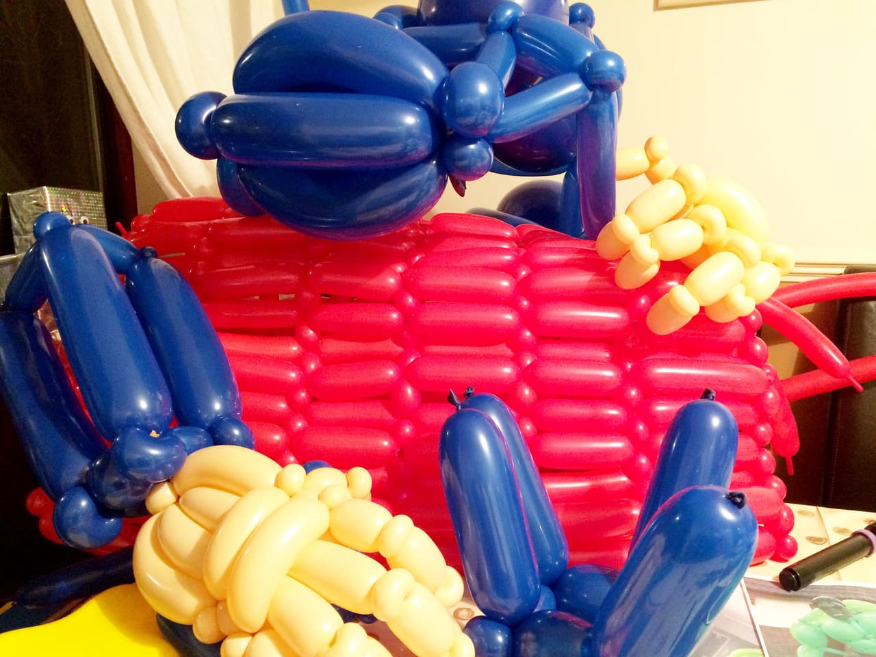 Entre sus planes está expandir el número de héroes que puede hacer con sus globos.