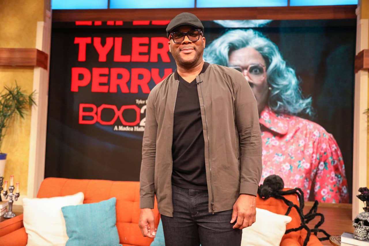 Tyler Perry, de 51 años, no solo recibió la vacuna, sino también hizo un documental mostrando cuándo se la aplicaron y discutiendo con médicos sobre la comunidad afro y su vacunación.