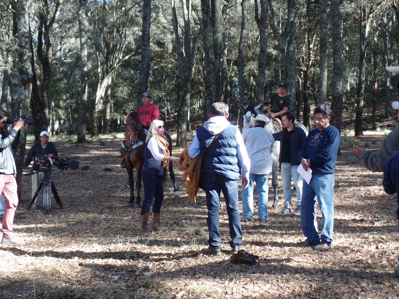 Carla Estrada llegó para dirigir al par de famosos y acomodar las cámaras en el lugar preciso.
