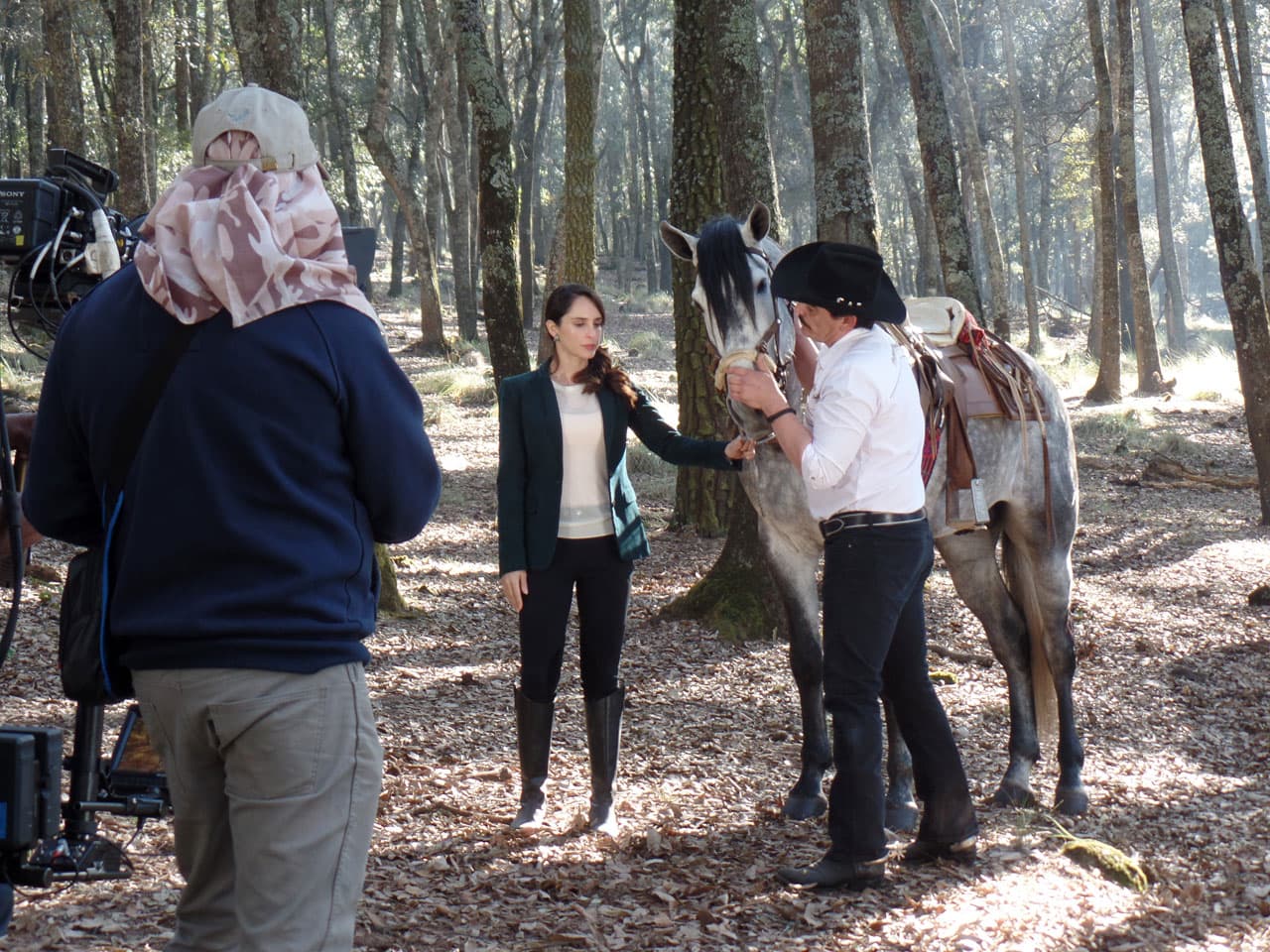 Detrás de cámaras, el equipo de producción se mantenía alerta para que todo saliera bien en la toma.