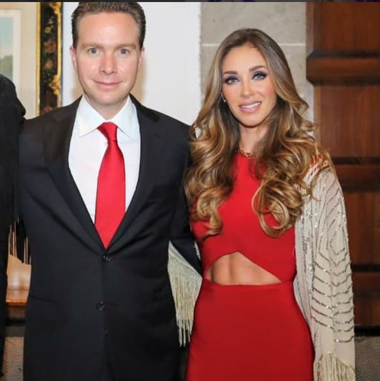 En abril de 2015 la cantante contrae nupcias con el Gobernador de Chiapas, Manuel Velasco.