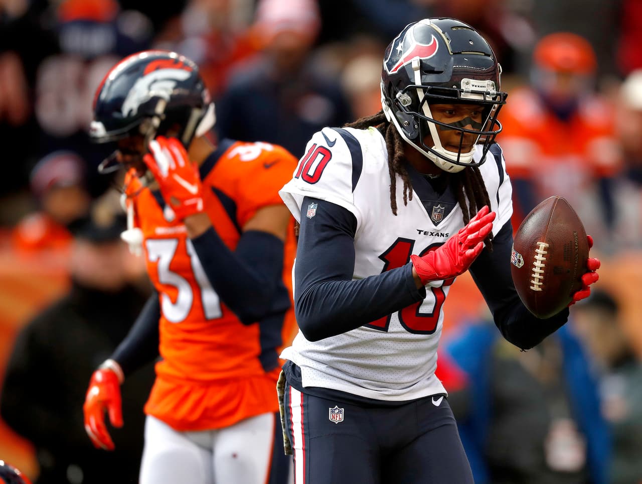 Y las cosas no mejorarían para Denver. Watson lanzó pase de anotación a DeAndre Hopkins, de 16 yardas que puso adelante a los visitantes 13-3, pues fallaron el punto extra los Texans.