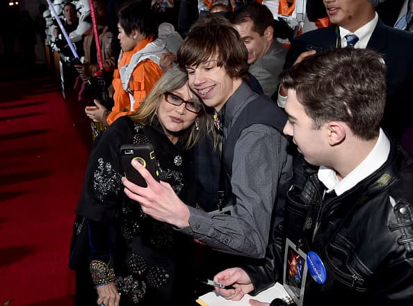 Miles de aficionados de “Star Wars” se dieron cita en Hollywood para presenciar el esperado estreno mundial de “The Force Awakens”.