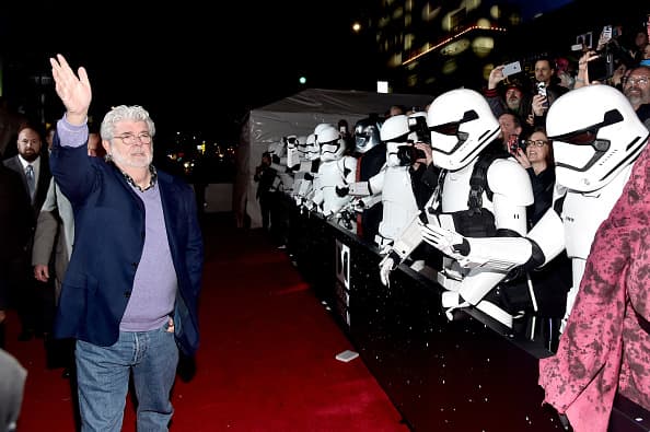 Miles de aficionados de “Star Wars” se dieron cita en Hollywood para presenciar el esperado estreno mundial de “The Force Awakens”.