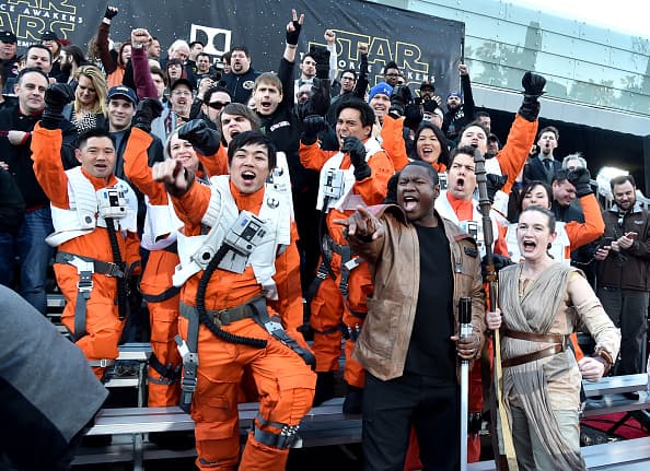 Miles de aficionados de “Star Wars” se dieron cita en Hollywood para presenciar el esperado estreno mundial de “The Force Awakens”.