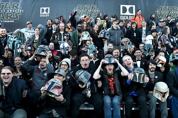 Miles de aficionados de “Star Wars” se dieron cita en Hollywood para presenciar el esperado estreno mundial de “The Force Awakens”.
