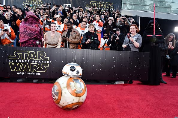 Miles de aficionados de “Star Wars” se dieron cita en Hollywood para presenciar el esperado estreno mundial de “The Force Awakens”.