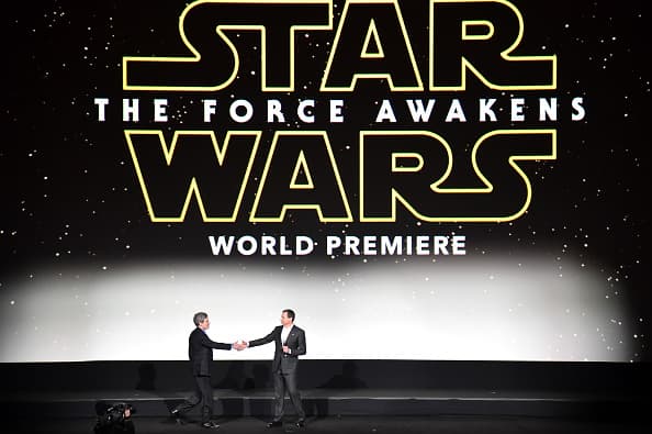 Miles de aficionados de “Star Wars” se dieron cita en Hollywood para presenciar el esperado estreno mundial de “The Force Awakens”.