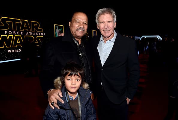 Miles de aficionados de “Star Wars” se dieron cita en Hollywood para presenciar el esperado estreno mundial de “The Force Awakens”.