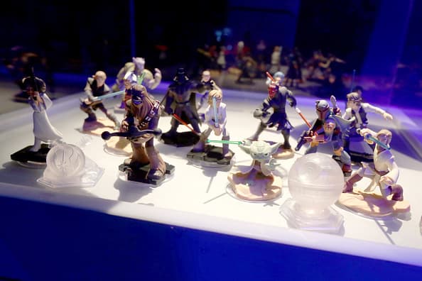 Miles de aficionados de “Star Wars” se dieron cita en Hollywood para presenciar el esperado estreno mundial de “The Force Awakens”.