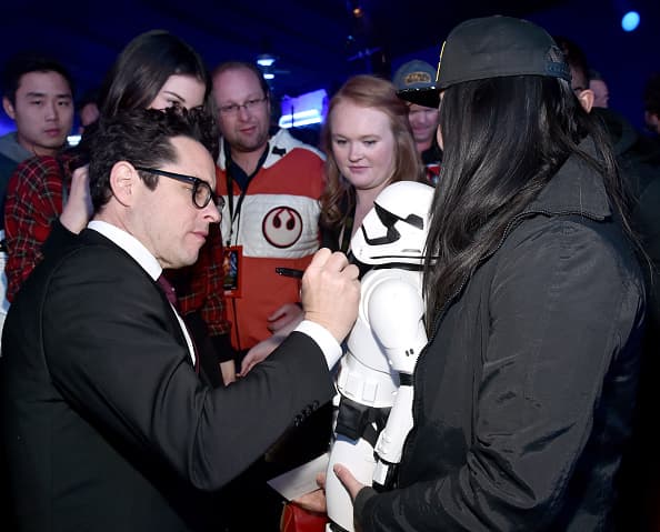 Miles de aficionados de “Star Wars” se dieron cita en Hollywood para presenciar el esperado estreno mundial de “The Force Awakens”.
