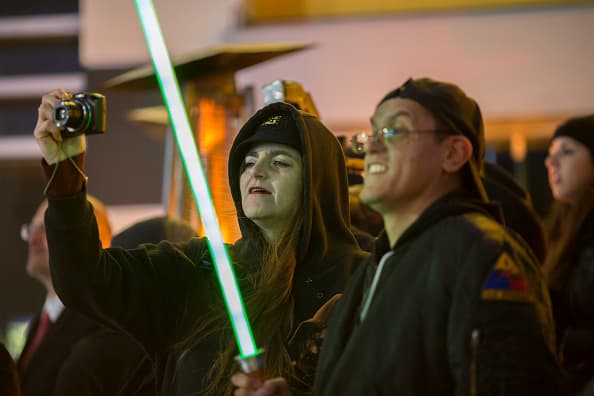 Miles de aficionados de “Star Wars” se dieron cita en Hollywood para presenciar el esperado estreno mundial de “The Force Awakens”.
