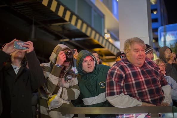 Miles de aficionados de “Star Wars” se dieron cita en Hollywood para presenciar el esperado estreno mundial de “The Force Awakens”.