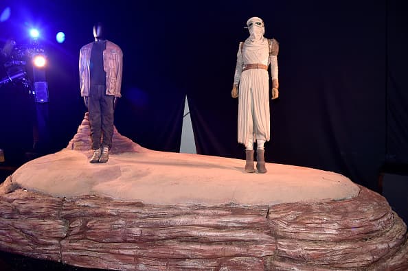 Miles de aficionados de “Star Wars” se dieron cita en Hollywood para presenciar el esperado estreno mundial de “The Force Awakens”.