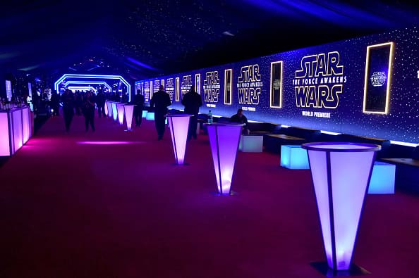 Miles de aficionados de “Star Wars” se dieron cita en Hollywood para presenciar el esperado estreno mundial de “The Force Awakens”.