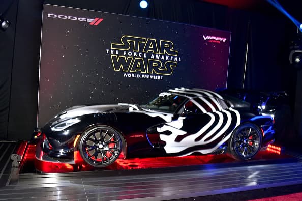 Miles de aficionados de “Star Wars” se dieron cita en Hollywood para presenciar el esperado estreno mundial de “The Force Awakens”.