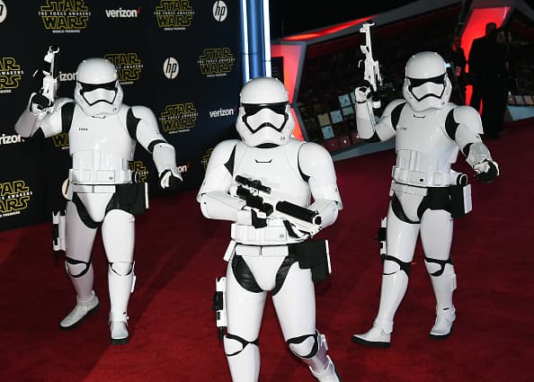 Miles de aficionados de “Star Wars” se dieron cita en Hollywood para presenciar el esperado estreno mundial de “The Force Awakens”.