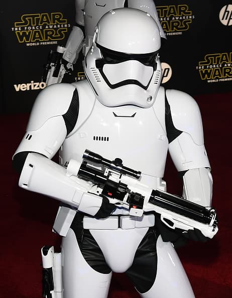 Miles de aficionados de “Star Wars” se dieron cita en Hollywood para presenciar el esperado estreno mundial de “The Force Awakens”.