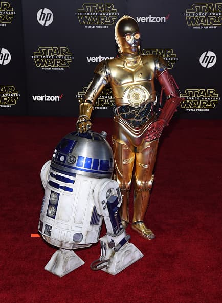 Miles de aficionados de “Star Wars” se dieron cita en Hollywood para presenciar el esperado estreno mundial de “The Force Awakens”.