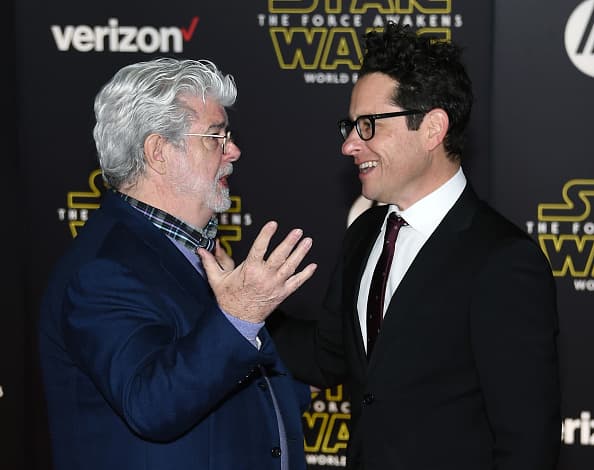 Miles de aficionados de “Star Wars” se dieron cita en Hollywood para presenciar el esperado estreno mundial de “The Force Awakens”.