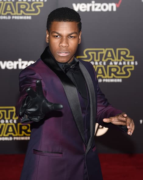 Miles de aficionados de “Star Wars” se dieron cita en Hollywood para presenciar el esperado estreno mundial de “The Force Awakens”.