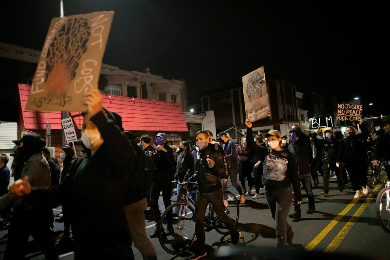 Los manifestantes marchan durante una protesta cerca del lugar donde Walter el lunes. El hombre era padre de nueve hijos y su esposa está embarazada.