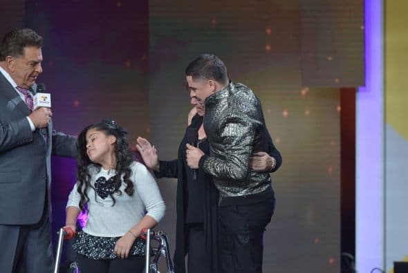 Cuando la hermana de Larry Hernández se negó a abortar un embarazo con complicaciones, el cantante le prometió que nunca estaría sola. Hoy cumple su palabra junto a Lupita, su sobrina, quien sufre de spina bifida. 