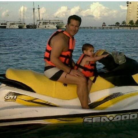 En 2009 se vio involucrado en otro escándalo: Margiolis Ramos lo demandó por no hacerse cargo de la manutención de su hijo Ángel Gabriel. El actor admitió que no llevaba una relación muy cercana con el bebé.