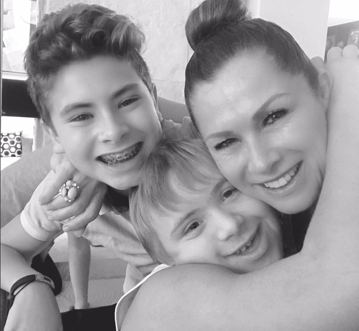 "Han hablado dos o tres veces, un poco más. No hablan muy seguido porque además tengo entendido que no es tan fácil […] Eso me preguntan mucho mis hijos: 'Mamá yo sé que con mis hermanos habla muy seguido y 
<b>¿por qué a nos otros no?</b>' y le digo: 'Mi amor, es que de qué platica contigo mi vida […] Espérate a que te hable, le dices que lo quieres mucho y ya, si tú necesitas que te hable más seguido díselo'".
<br>